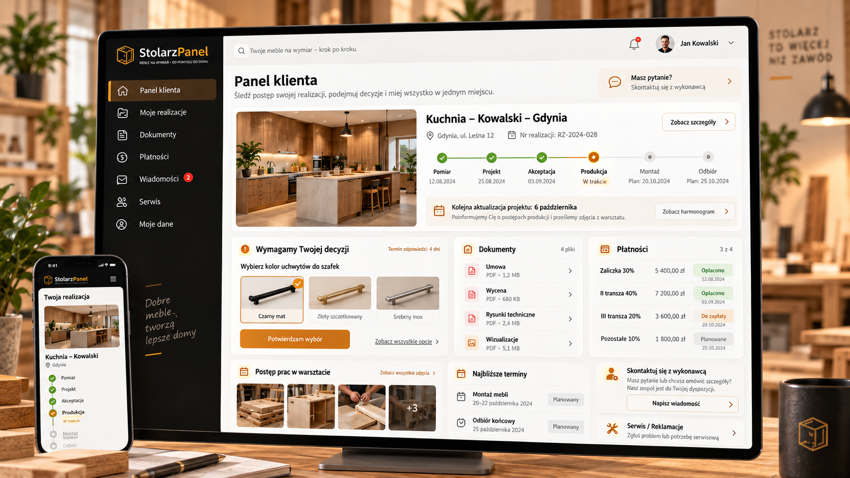 StolarzPanel — wizualizacja panelu klienta na monitorze i telefonie w pracowni stolarskiej